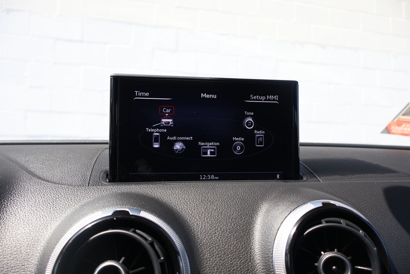 Audi A3 e-tron Vehicle Full-screen Gallery Image 28