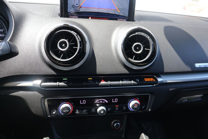 Audi A3 e-tron Vehicle Full-screen Gallery Image 30