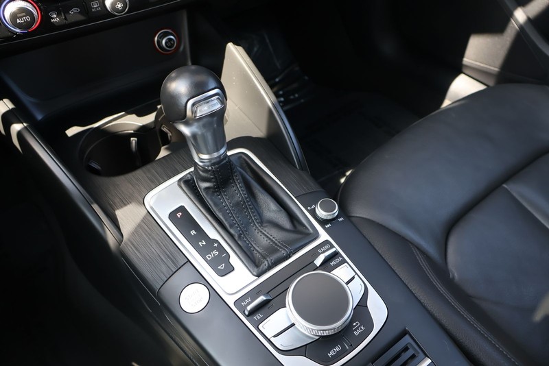 Audi A3 e-tron Vehicle Full-screen Gallery Image 31