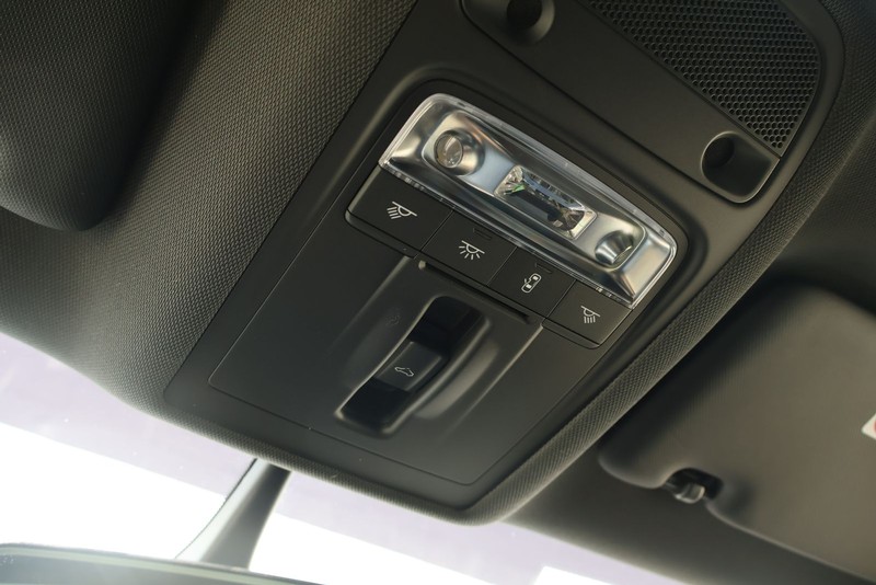 Audi A3 e-tron Vehicle Full-screen Gallery Image 32