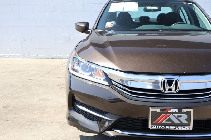 Honda Accord Sedan Vehicle Full-screen Gallery Image 03