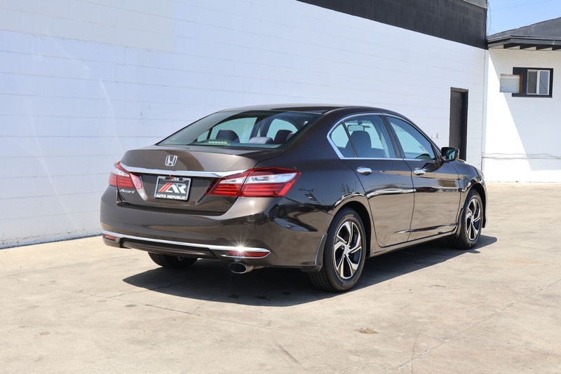 Honda Accord Sedan Vehicle Full-screen Gallery Image 05