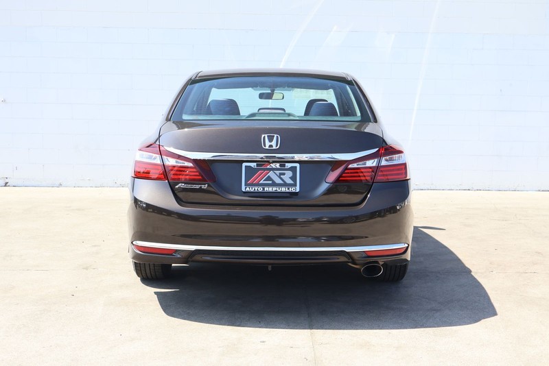 Honda Accord Sedan Vehicle Full-screen Gallery Image 06