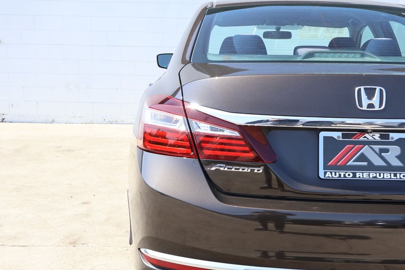 Honda Accord Sedan Vehicle Full-screen Gallery Image 07