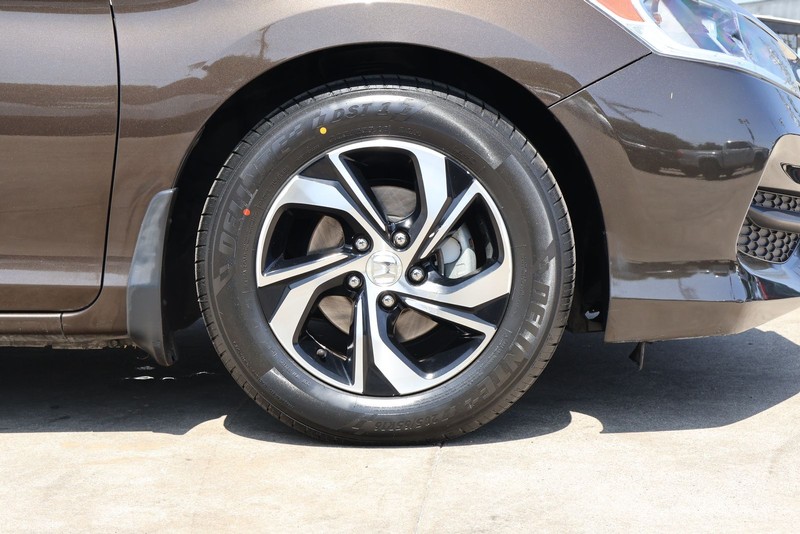 Honda Accord Sedan Vehicle Full-screen Gallery Image 13