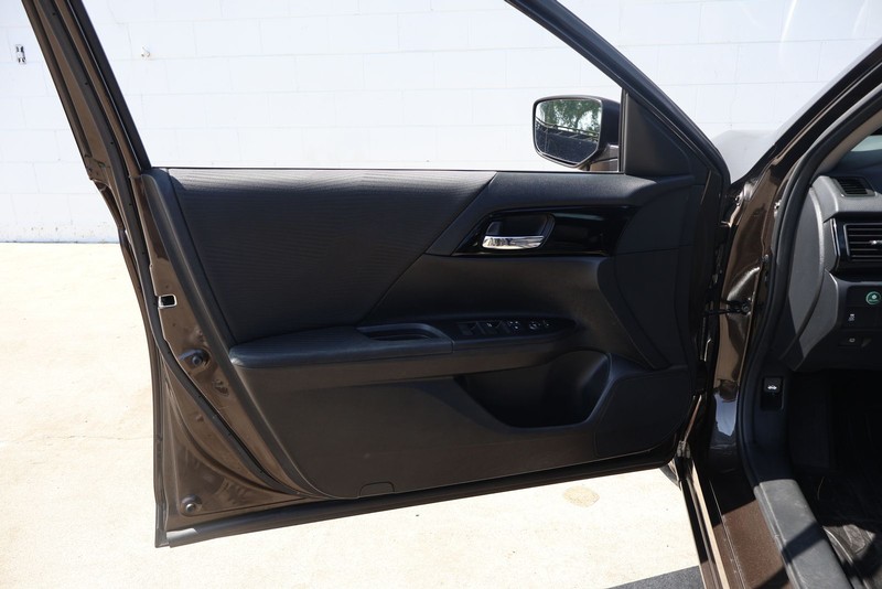 Honda Accord Sedan Vehicle Full-screen Gallery Image 14