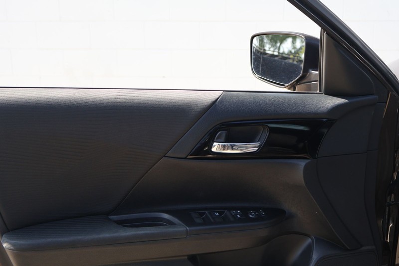 Honda Accord Sedan Vehicle Full-screen Gallery Image 15