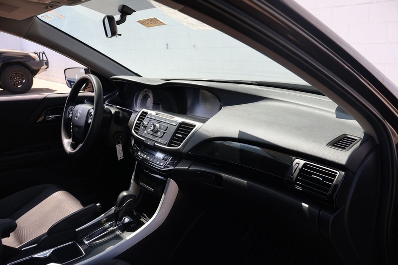 Honda Accord Sedan Vehicle Full-screen Gallery Image 19