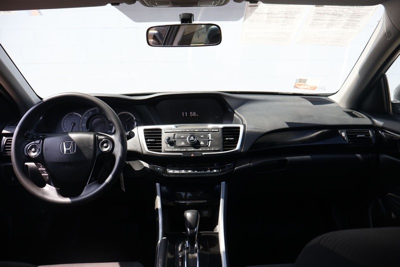 Honda Accord Sedan Vehicle Full-screen Gallery Image 22