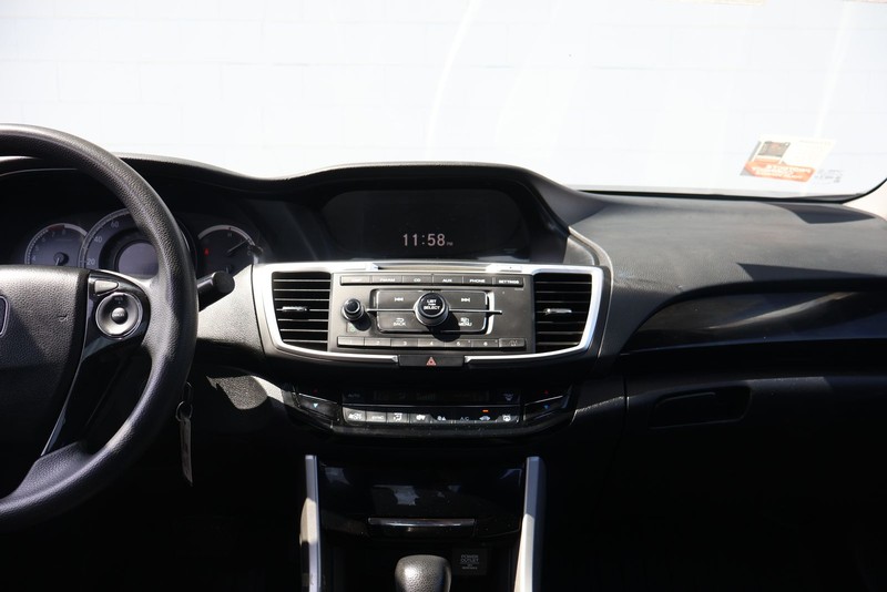 Honda Accord Sedan Vehicle Full-screen Gallery Image 27