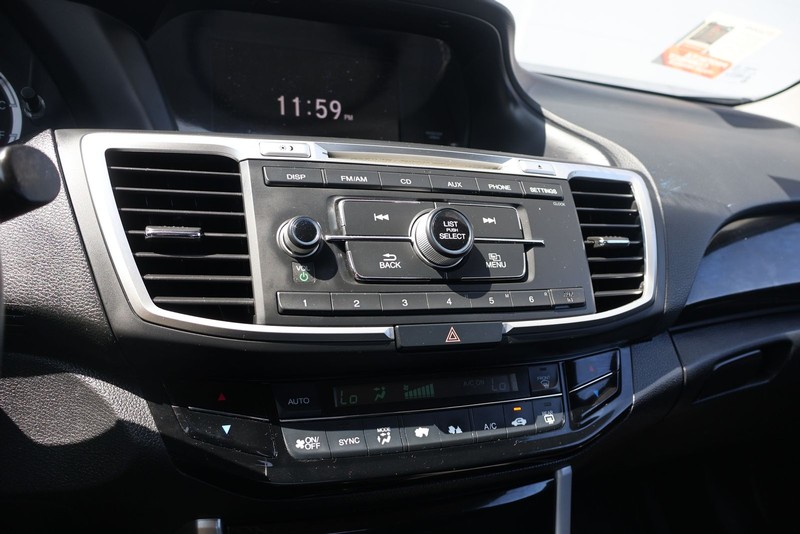 Honda Accord Sedan Vehicle Full-screen Gallery Image 30