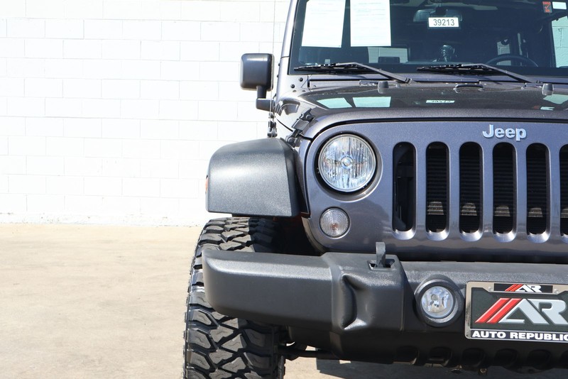 Jeep Wrangler Unlimited Vehicle Full-screen Gallery Image 03