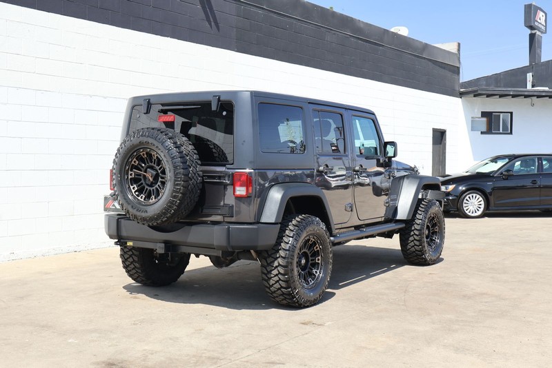 Jeep Wrangler Unlimited Vehicle Full-screen Gallery Image 05