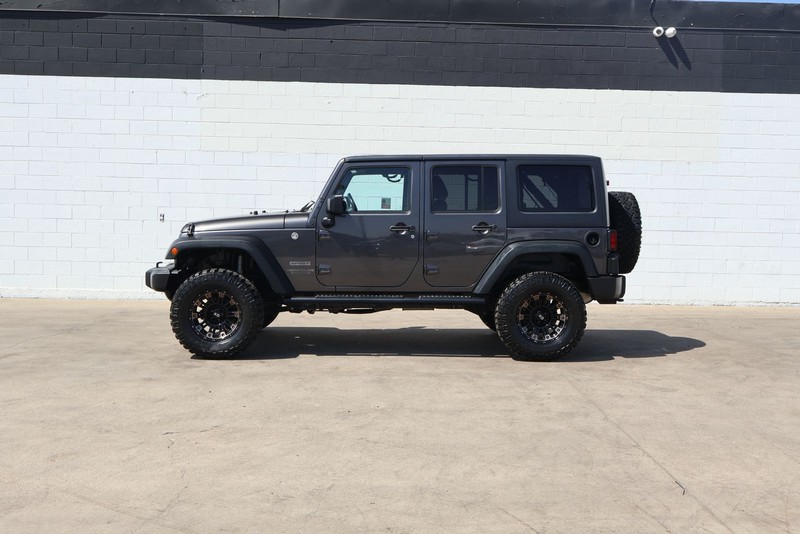 Jeep Wrangler Unlimited Vehicle Full-screen Gallery Image 10