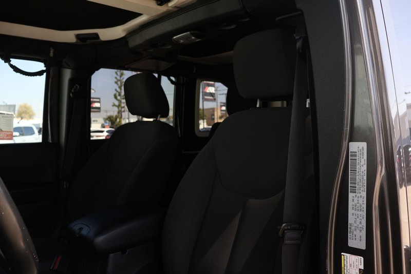 Jeep Wrangler Unlimited Vehicle Full-screen Gallery Image 17