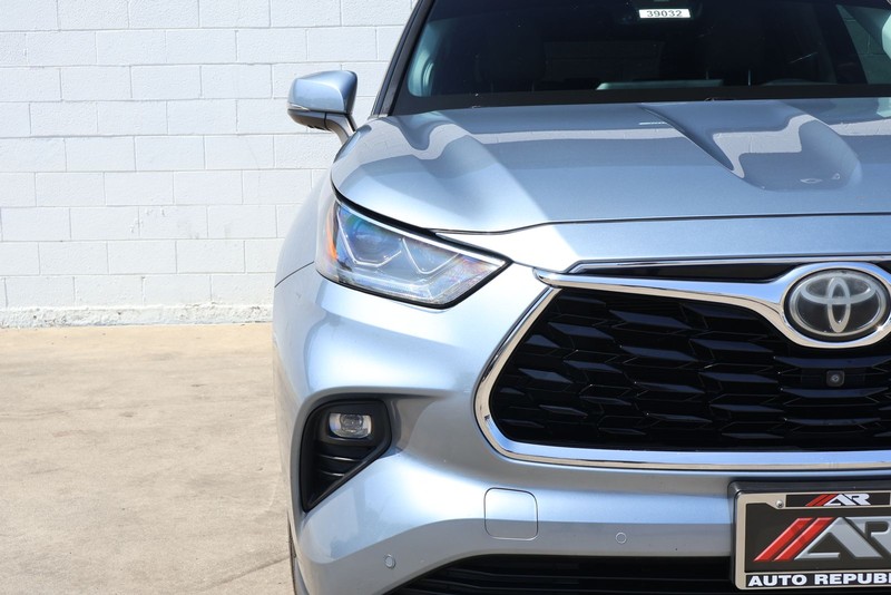 Toyota Highlander Vehicle Full-screen Gallery Image 03