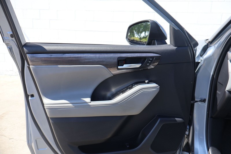 Toyota Highlander Vehicle Full-screen Gallery Image 15