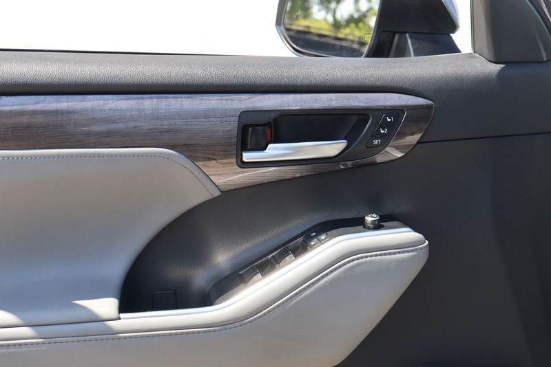 Toyota Highlander Vehicle Full-screen Gallery Image 16