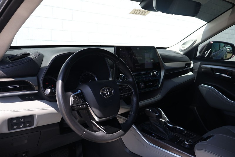 Toyota Highlander Vehicle Full-screen Gallery Image 17
