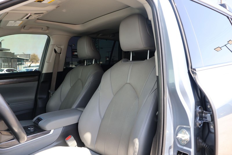 Toyota Highlander Vehicle Full-screen Gallery Image 18
