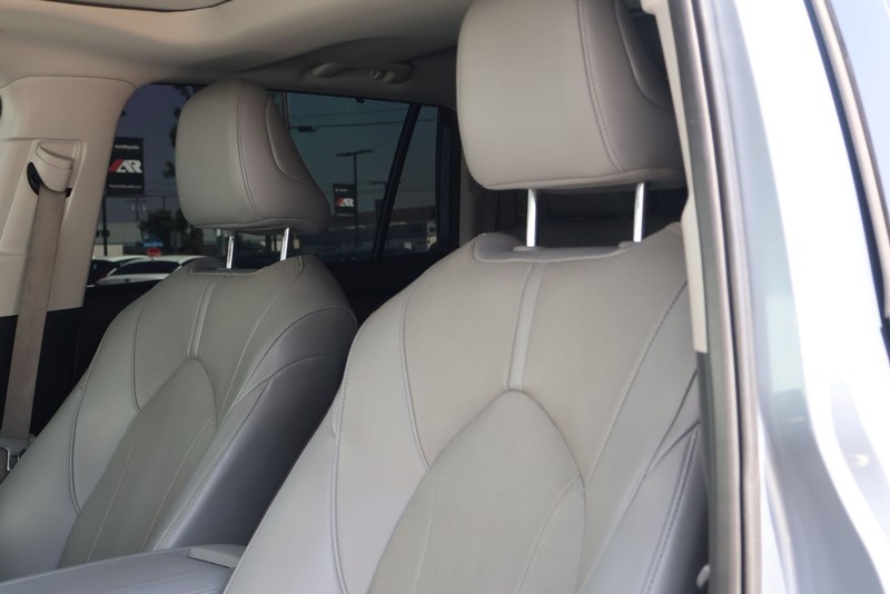 Toyota Highlander Vehicle Full-screen Gallery Image 19