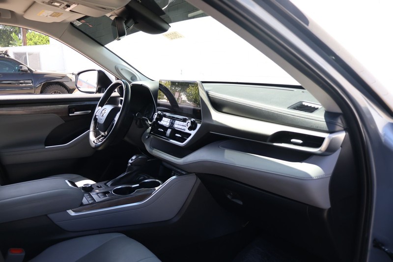 Toyota Highlander Vehicle Full-screen Gallery Image 20