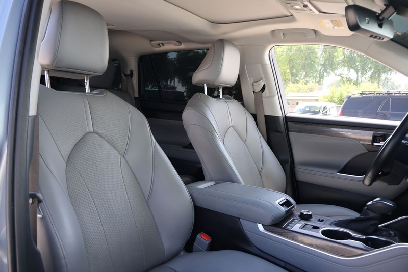 Toyota Highlander Vehicle Full-screen Gallery Image 21
