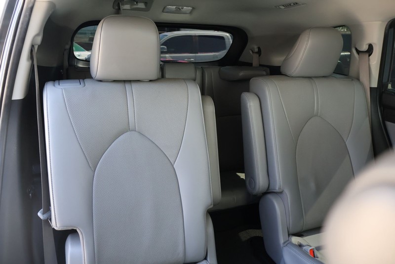 Toyota Highlander Vehicle Full-screen Gallery Image 22