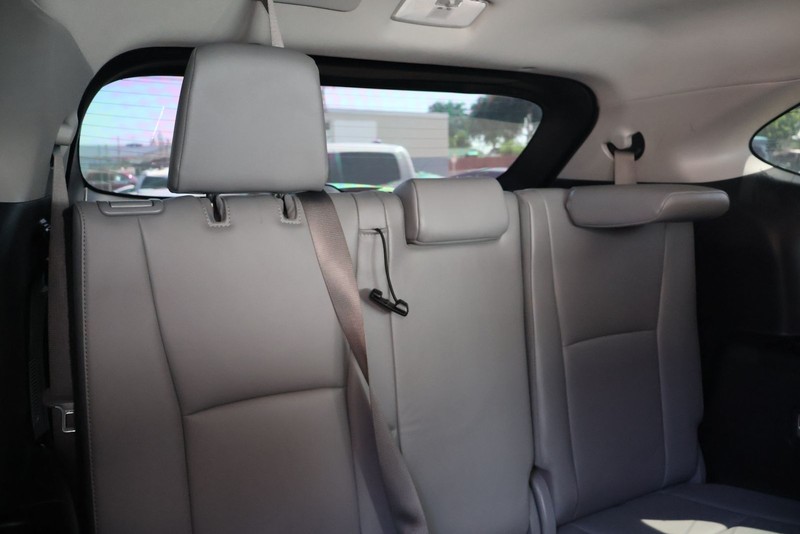 Toyota Highlander Vehicle Full-screen Gallery Image 23