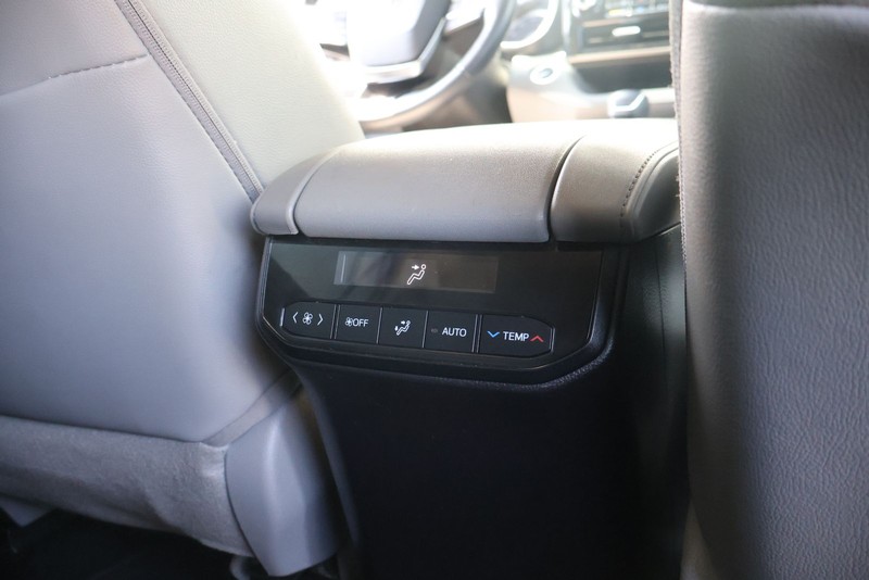 Toyota Highlander Vehicle Full-screen Gallery Image 24