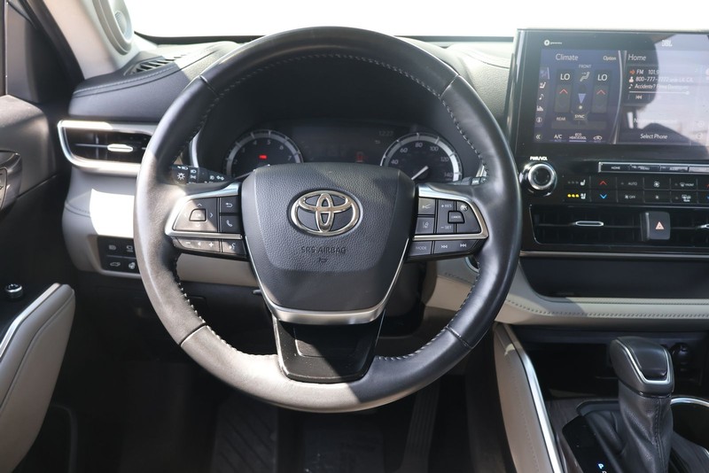 Toyota Highlander Vehicle Full-screen Gallery Image 27
