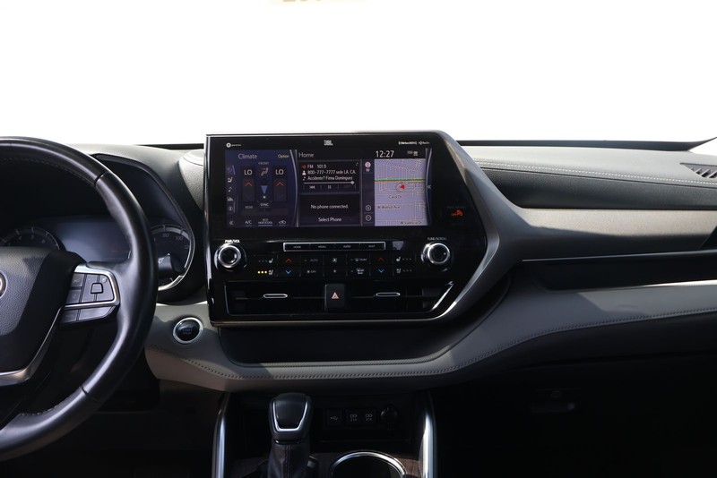 Toyota Highlander Vehicle Full-screen Gallery Image 31