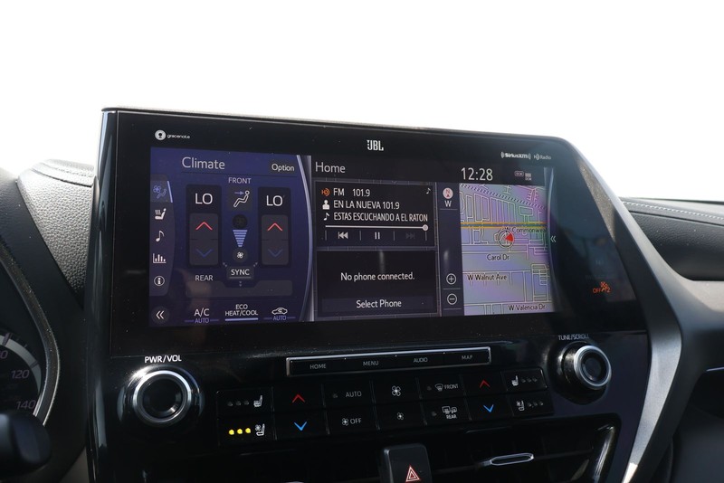 Toyota Highlander Vehicle Full-screen Gallery Image 32