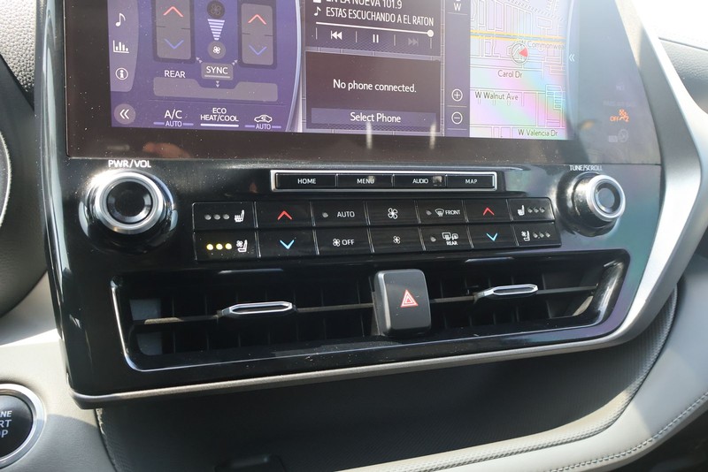 Toyota Highlander Vehicle Full-screen Gallery Image 34