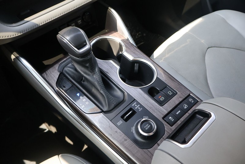 Toyota Highlander Vehicle Full-screen Gallery Image 35