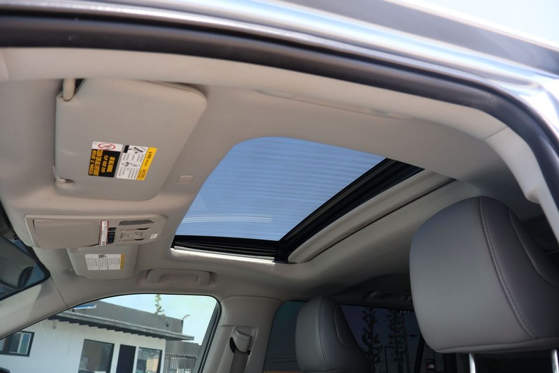 Toyota Highlander Vehicle Full-screen Gallery Image 37