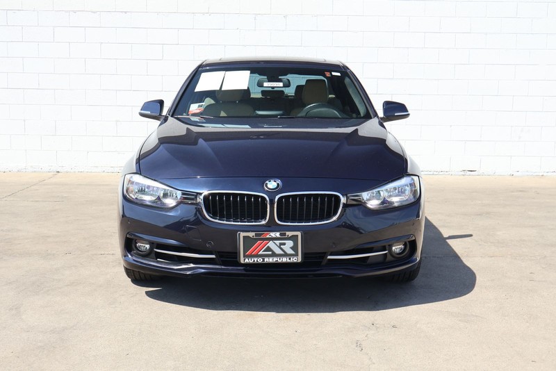 BMW 3 Series Vehicle Full-screen Gallery Image 02