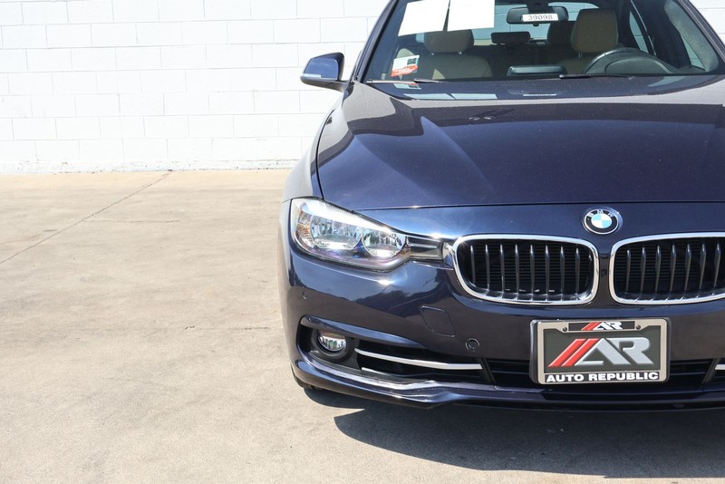 BMW 3 Series Vehicle Full-screen Gallery Image 03