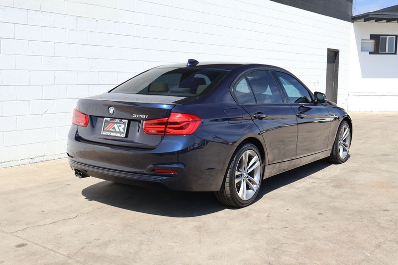 BMW 3 Series Vehicle Full-screen Gallery Image 05