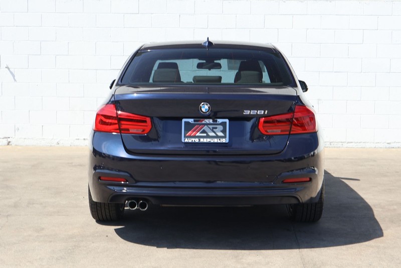 BMW 3 Series Vehicle Full-screen Gallery Image 06