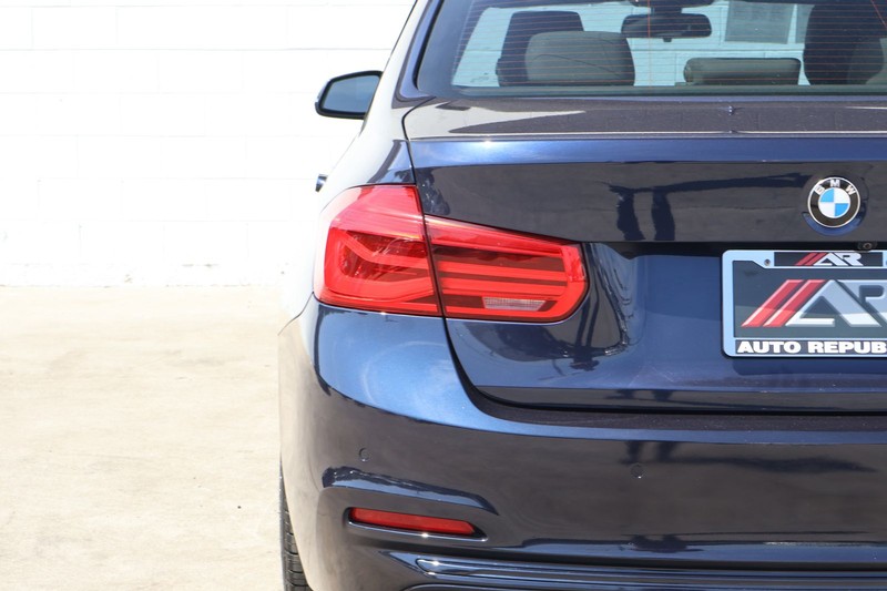 BMW 3 Series Vehicle Full-screen Gallery Image 07