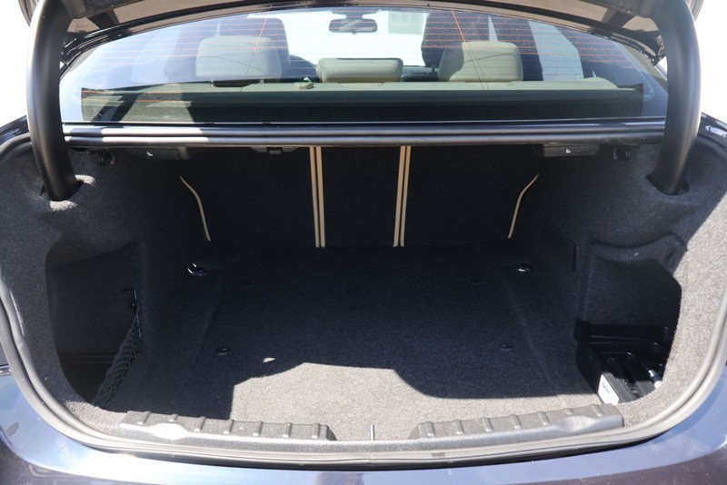 BMW 3 Series Vehicle Full-screen Gallery Image 08