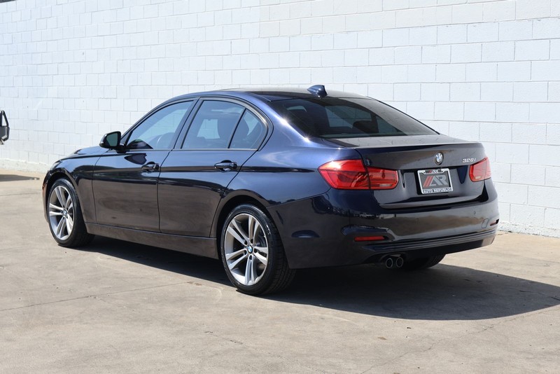 BMW 3 Series Vehicle Full-screen Gallery Image 09