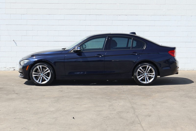 BMW 3 Series Vehicle Full-screen Gallery Image 10