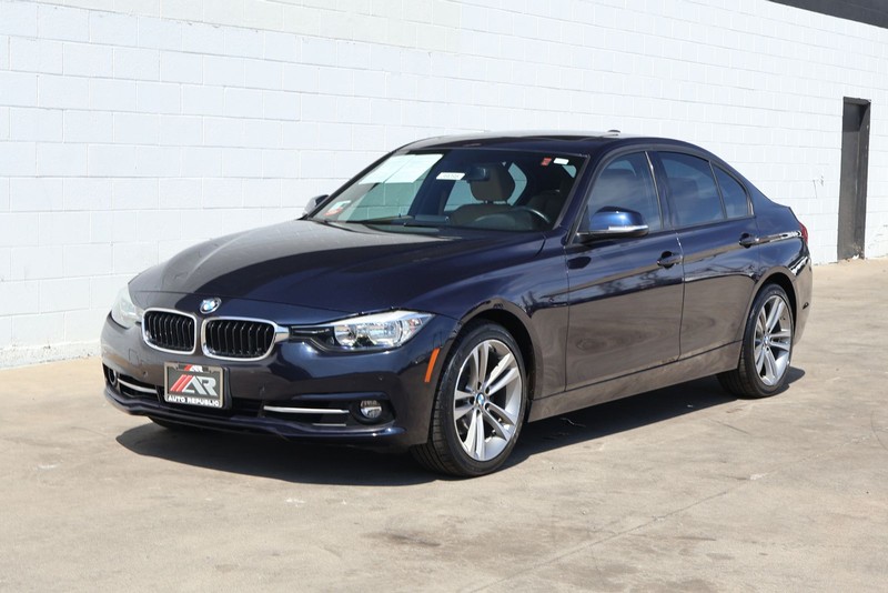 BMW 3 Series Vehicle Full-screen Gallery Image 11