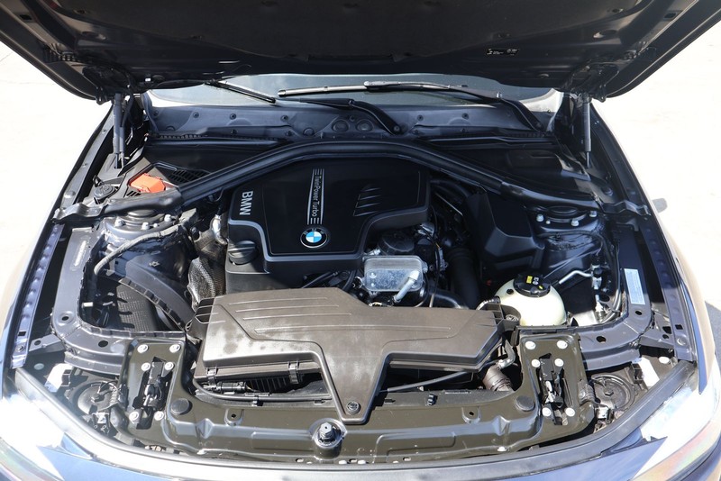 BMW 3 Series Vehicle Full-screen Gallery Image 12