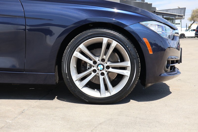 BMW 3 Series Vehicle Full-screen Gallery Image 13