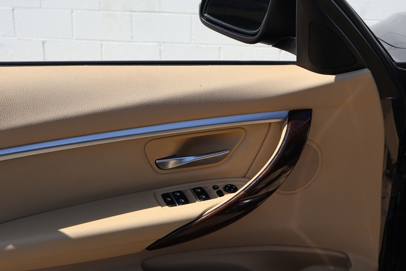 BMW 3 Series Vehicle Full-screen Gallery Image 15