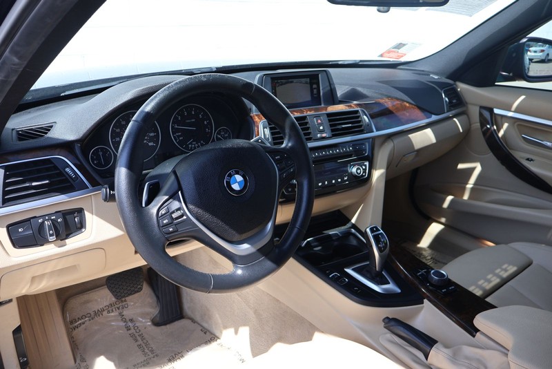 BMW 3 Series Vehicle Full-screen Gallery Image 16