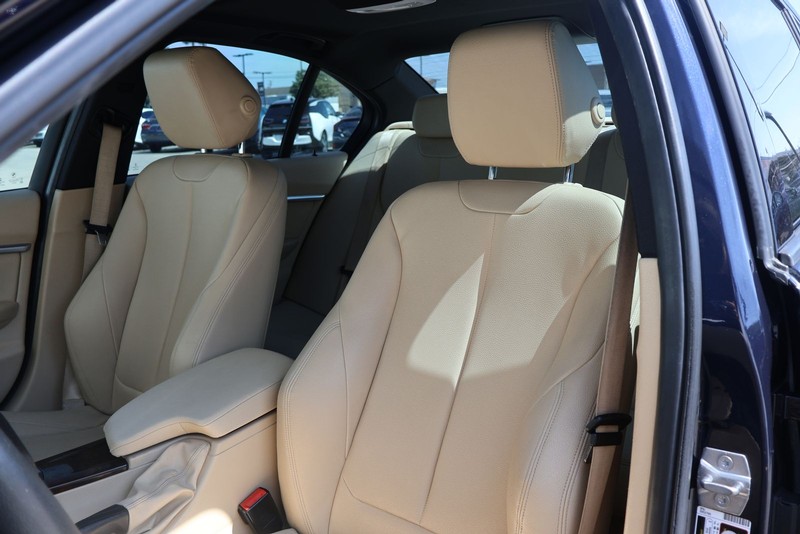 BMW 3 Series Vehicle Full-screen Gallery Image 17